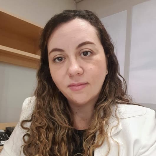 Dra. Renata Andrade Mello, médica especialista em clínica médica