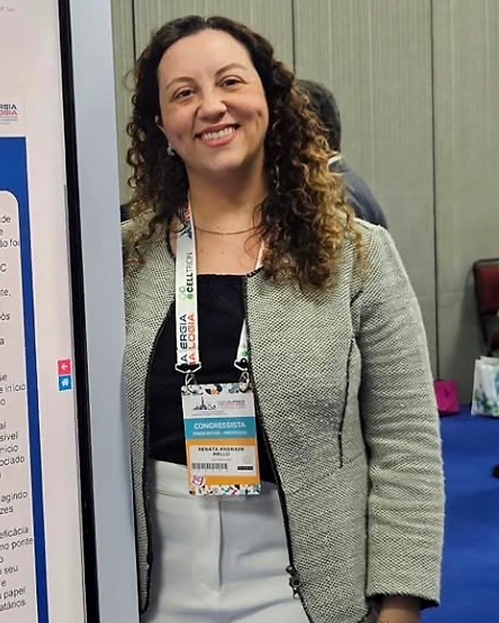 Dra. Renata Andrade, médica especialista em clínica médica, em congresso de alergia e imunologia